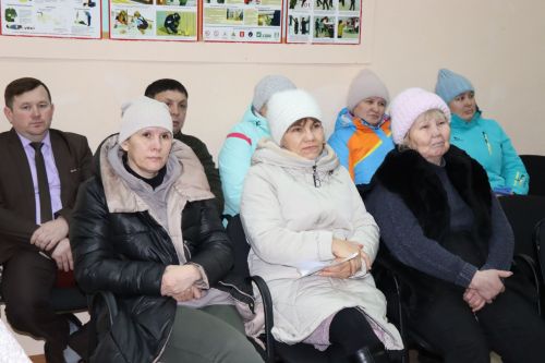 Семье Ибрагимовых из села Богдашкино во время схода граждан подарили доильный аппарат
