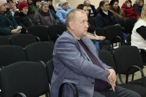 Семье Ибрагимовых из села Богдашкино во время схода граждан подарили доильный аппарат