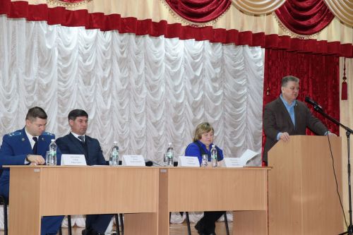 Семье Ибрагимовых из села Богдашкино во время схода граждан подарили доильный аппарат