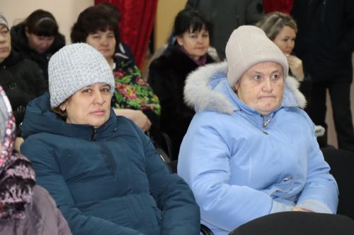 Семье Ибрагимовых из села Богдашкино во время схода граждан подарили доильный аппарат