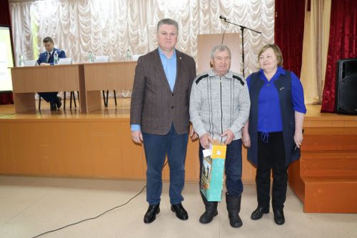 Семье Ибрагимовых из села Богдашкино во время схода граждан подарили доильный аппарат
