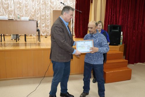 Семье Ибрагимовых из села Богдашкино во время схода граждан подарили доильный аппарат