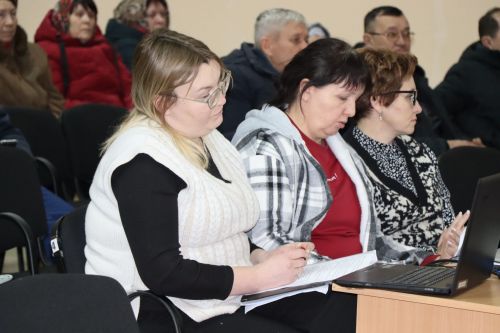 Семье Ибрагимовых из села Богдашкино во время схода граждан подарили доильный аппарат