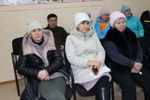 Семье Ибрагимовых из села Богдашкино во время схода граждан подарили доильный аппарат