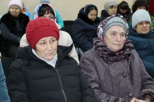 Семье Ибрагимовых из села Богдашкино во время схода граждан подарили доильный аппарат