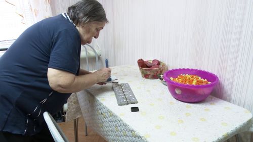 Татьяна Прокопьева передала жителям села и гостям спортивного праздника леденцы-«петушки»