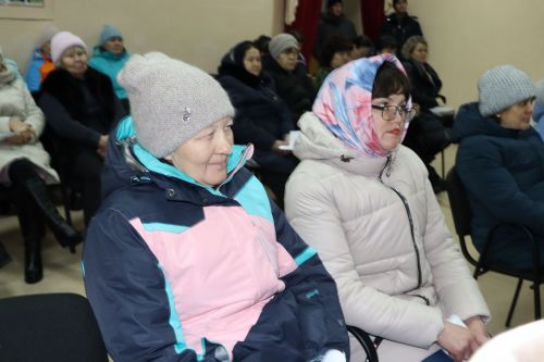 Семье Ибрагимовых из села Богдашкино во время схода граждан подарили доильный аппарат