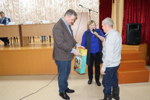 Семье Ибрагимовых из села Богдашкино во время схода граждан подарили доильный аппарат