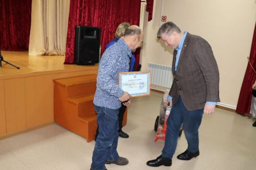 Семье Ибрагимовых из села Богдашкино во время схода граждан подарили доильный аппарат