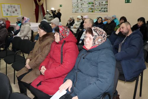 Семье Ибрагимовых из села Богдашкино во время схода граждан подарили доильный аппарат