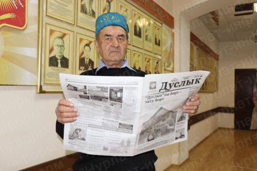 Дамир Ишкинеев подарил нурлатцам подписку на районную газету «Дуслык», «Дружба», «Туслах»