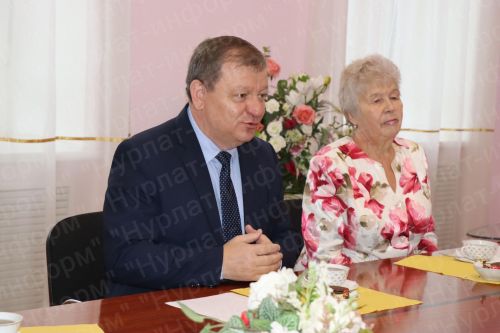 Дамир Ишкинеев подарил нурлатцам подписку на районную газету «Дуслык», «Дружба», «Туслах»