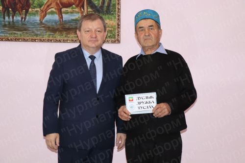Дамир Ишкинеев подарил нурлатцам подписку на районную газету «Дуслык», «Дружба», «Туслах»