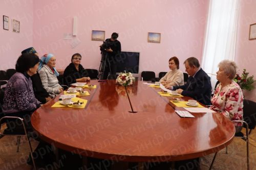 Дамир Ишкинеев подарил нурлатцам подписку на районную газету «Дуслык», «Дружба», «Туслах»