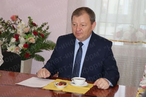 Дамир Ишкинеев подарил нурлатцам подписку на районную газету «Дуслык», «Дружба», «Туслах»