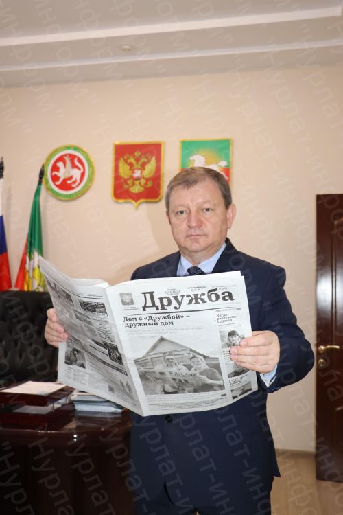 Дамир Ишкинеев подарил нурлатцам подписку на районную газету «Дуслык», «Дружба», «Туслах»