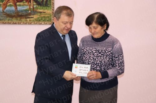 Дамир Ишкинеев подарил нурлатцам подписку на районную газету «Дуслык», «Дружба», «Туслах»