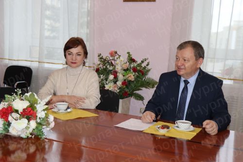 Дамир Ишкинеев подарил нурлатцам подписку на районную газету «Дуслык», «Дружба», «Туслах»