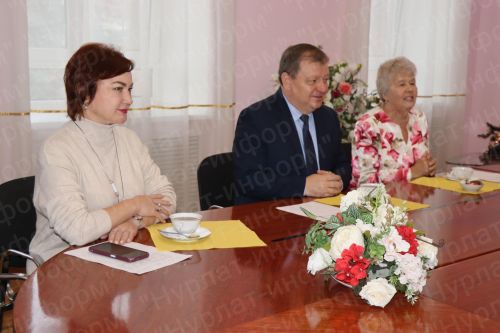 Дамир Ишкинеев подарил нурлатцам подписку на районную газету «Дуслык», «Дружба», «Туслах»