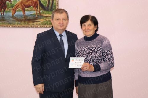 Дамир Ишкинеев подарил нурлатцам подписку на районную газету «Дуслык», «Дружба», «Туслах»