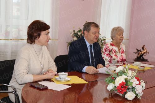 Дамир Ишкинеев подарил нурлатцам подписку на районную газету «Дуслык», «Дружба», «Туслах»