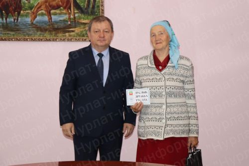 Дамир Ишкинеев подарил нурлатцам подписку на районную газету «Дуслык», «Дружба», «Туслах»