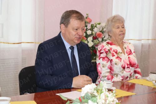 Дамир Ишкинеев подарил нурлатцам подписку на районную газету «Дуслык», «Дружба», «Туслах»
