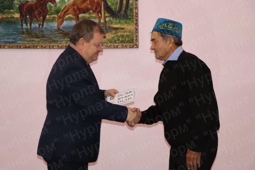 Дамир Ишкинеев подарил нурлатцам подписку на районную газету «Дуслык», «Дружба», «Туслах»