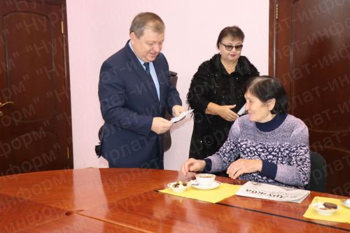 Дамир Ишкинеев подарил нурлатцам подписку на районную газету «Дуслык», «Дружба», «Туслах»