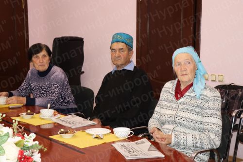 Дамир Ишкинеев подарил нурлатцам подписку на районную газету «Дуслык», «Дружба», «Туслах»