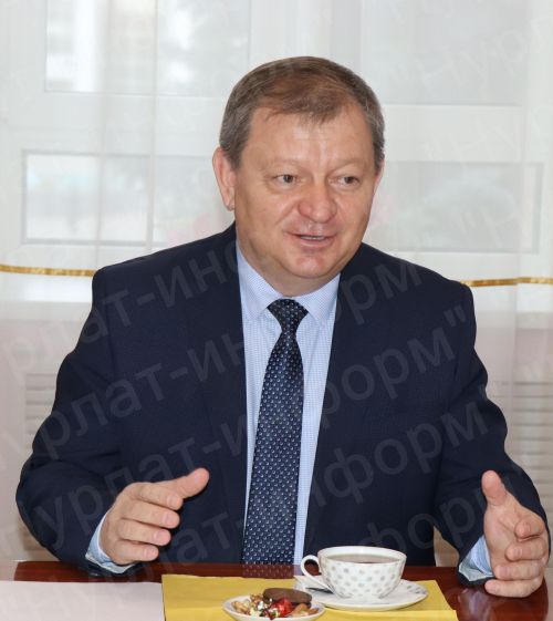 Дамир Ишкинеев подарил нурлатцам подписку на районную газету «Дуслык», «Дружба», «Туслах»