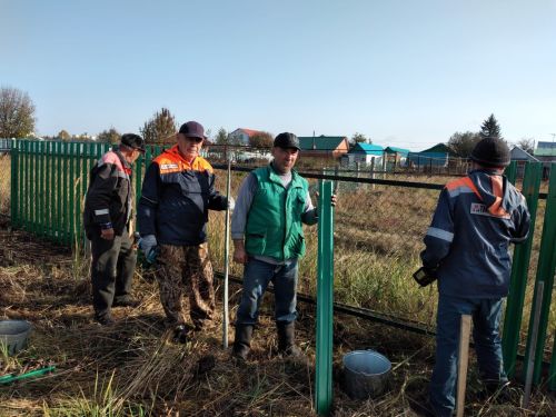 В Нижнем Нурлате жители провели субботник на кладбище