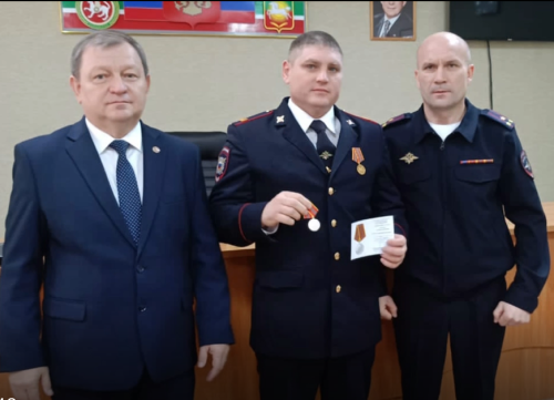 Дамир Ишкинеев поздравил нурлатцев с Днём полиции