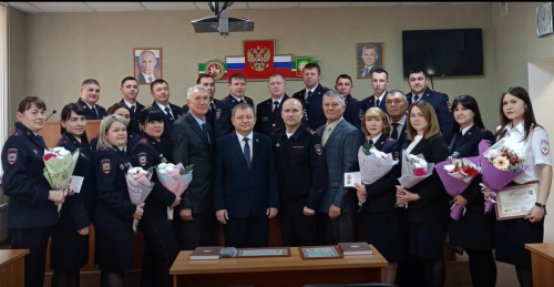 Дамир Ишкинеев поздравил нурлатцев с Днём полиции