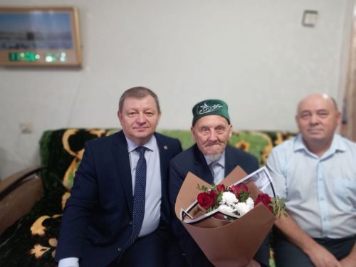 Дамир Ишкинеев поздравил долгожителя Нурлатского района с 95-летием