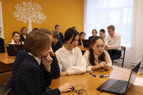 Егор Тарнавский провел урок цифры для нурлатских школьников