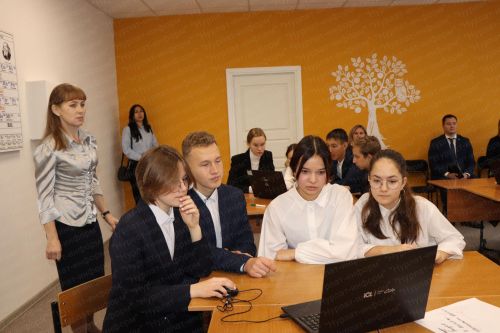 Егор Тарнавский провел урок цифры для нурлатских школьников