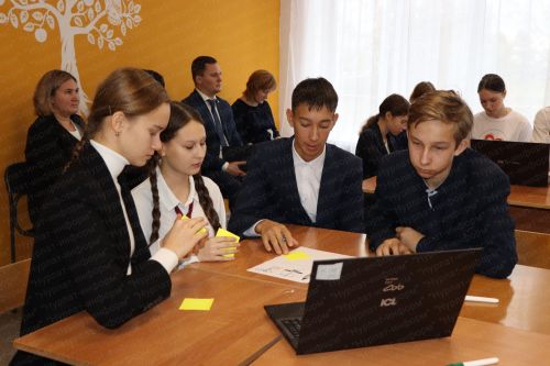 Егор Тарнавский провел урок цифры для нурлатских школьников