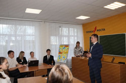 Егор Тарнавский провел урок цифры для нурлатских школьников