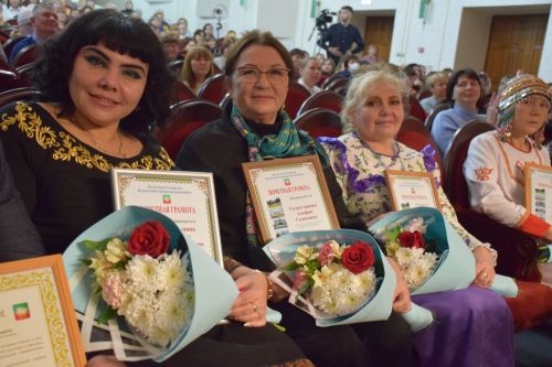 В Нурлате торжественное закрытие Года национальных культур и традиций прошло в обновленном зале Дворца культуры