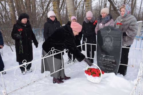 Нурлатская делегация посетила могилу земляка Гакиля Сагирова в день его 85-летия