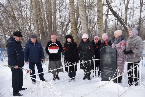 Нурлатская делегация посетила могилу земляка Гакиля Сагирова в день его 85-летия