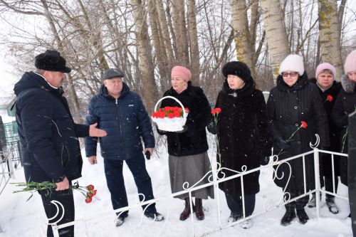 Нурлатская делегация посетила могилу земляка Гакиля Сагирова в день его 85-летия
