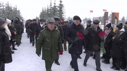 На мемориале в Центральном парке вновь заалели красные гвоздики