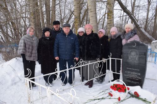 Нурлатская делегация посетила могилу земляка Гакиля Сагирова в день его 85-летия