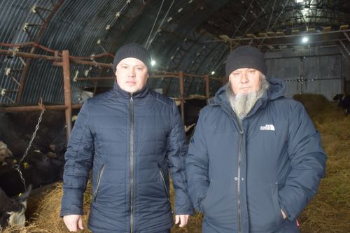 Тимербулатовы из Светлого Озера ознакомили Алмаза Ахметшина с работой своего хозяйства