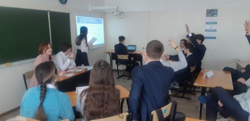 Старшеклассники городской школы №9 приняли участие в квиз-игре «Крым – наш»