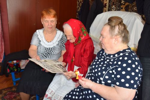 В день своего 95-летия Елизавета Павловна Сенькина из Абрыскина для своих гостей спела песни на чувашском языке