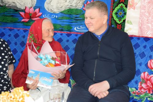 В день своего 95-летия Елизавета Павловна Сенькина из Абрыскина для своих гостей спела песни на чувашском языке