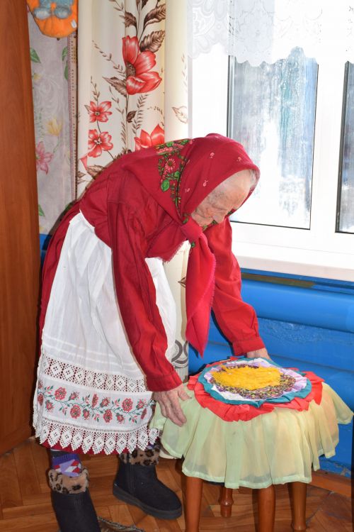 В день своего 95-летия Елизавета Павловна Сенькина из Абрыскина для своих гостей спела песни на чувашском языке